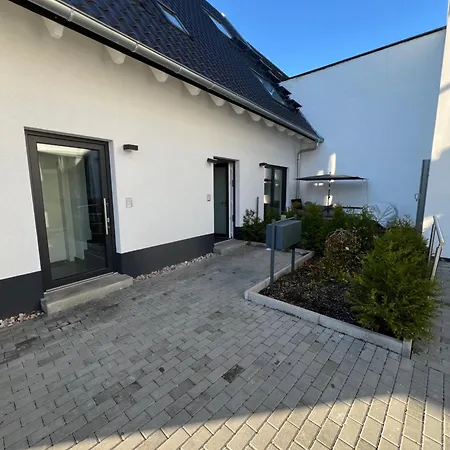 Moderne Neureut, Fussbodenheizung - Regendusche - Waschmaschine - Stellplatz Apartment