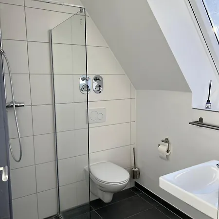 Moderne Neureut, Fussbodenheizung - Regendusche - Waschmaschine - Stellplatz Apartment Karlsruhe